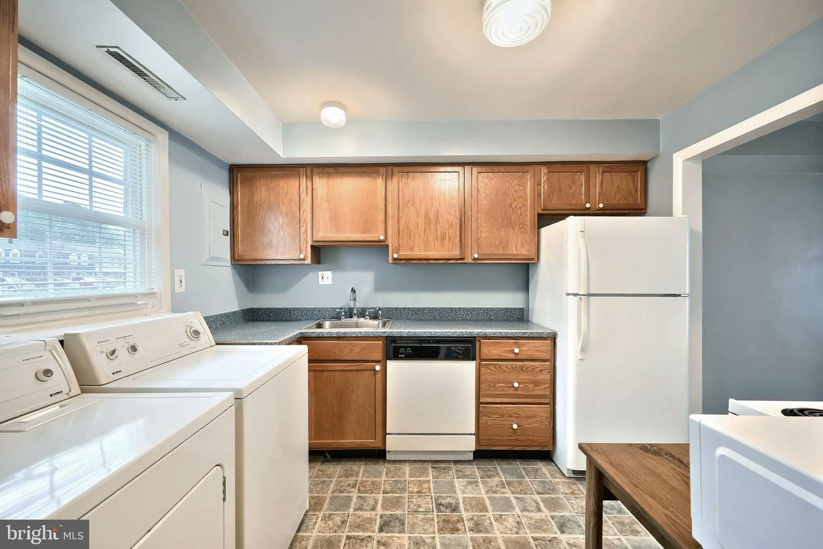 GinterGroup's tweet image. 762 Hardwick Place, York, PA, 17404
2 bed | 1 bath 1024 Sq. Ft.
Active | 135000
bit.ly/3GS9MTb
Welcome home to this beautiful 2-bedroom, 1-bath condo located in a friendly, well-maintained community! This move-in-ready unit features a spacious living area, kitchen,...