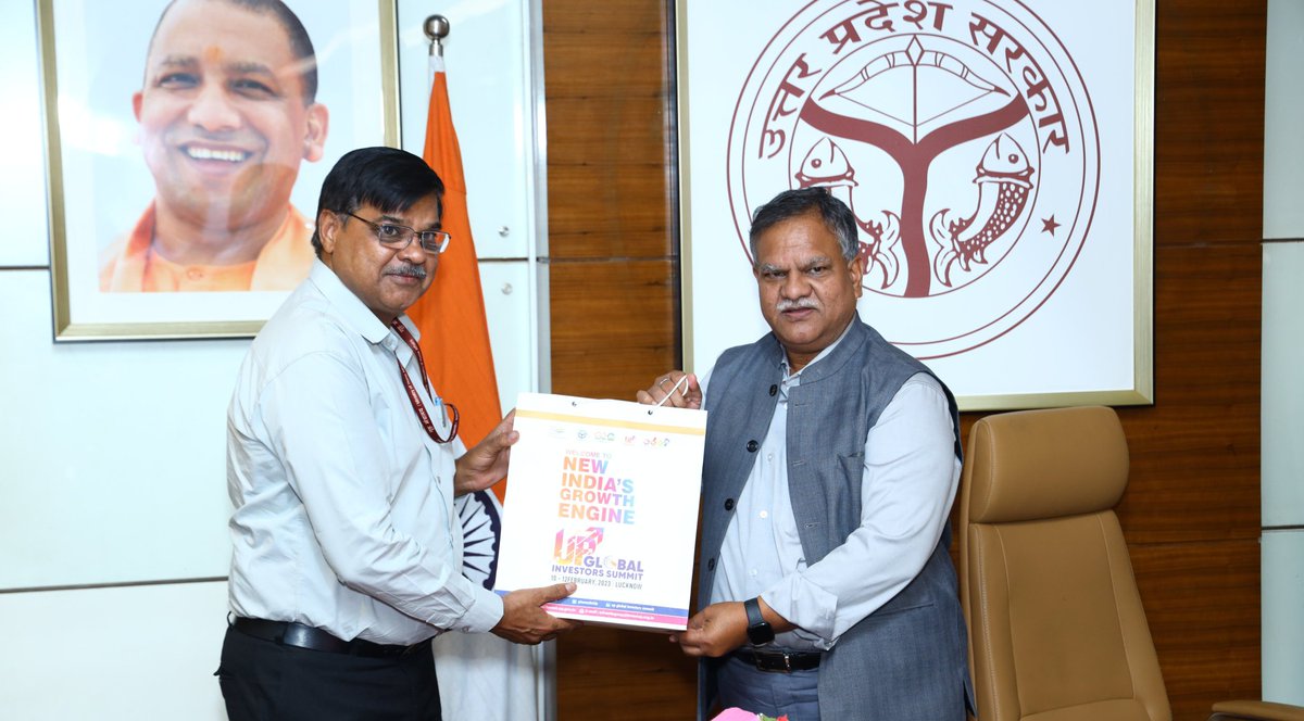 Invest UP signed an MoU with Lucknow Division, Northern Railway to boost logistics &amp; industrial growth.

Signed by CEO Shri Vijay Kiran Anand &amp; Sr DOM Shri Rajnish Shrivastav (IRTS), in presence of UP Chief Secretary &amp; NR GM.

Big push to PM Gati Shakti! 🚆
#InvestUp #railways