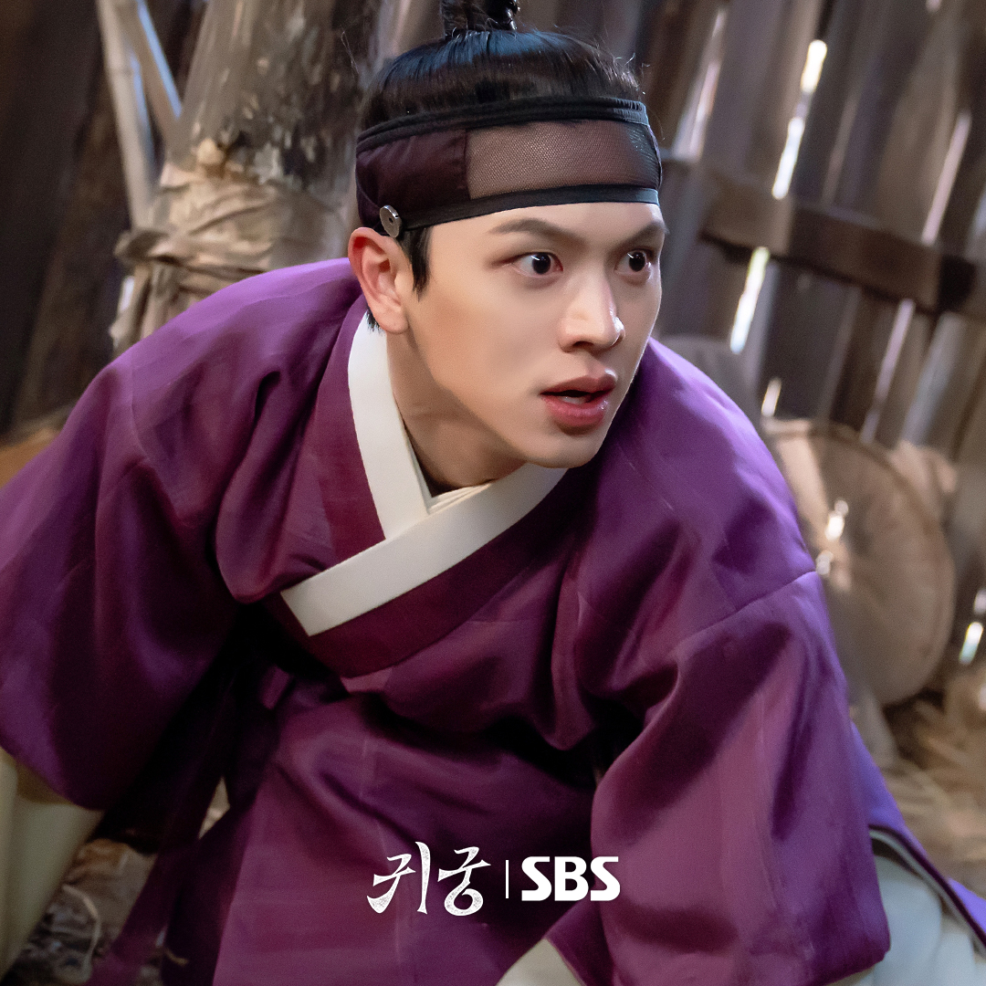 SBSNOW's tweet photo. 줄에 묶인 차청화와 당황한 육성재😱
두 사람에게 무슨 일이 생긴 걸까?!

SBS 금토드라마 <귀궁>
☞ [금,토] 밤 9시 55분

#SBS금토드라마 #귀궁
#TheHauntedPalace
#귀궁스틸 #스틸
#육성재 #김지연 #김지훈 #차청화 https://t.co/ZRl9Mlz2Tj