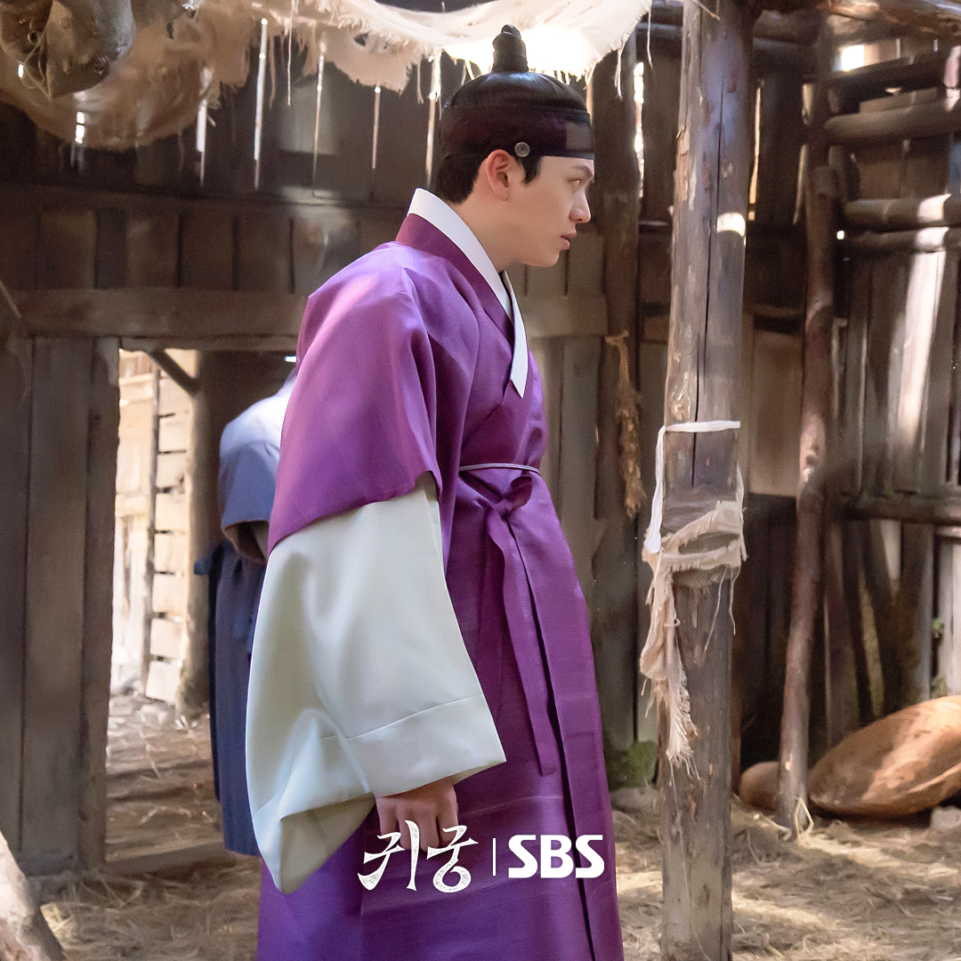 SBSNOW's tweet photo. 줄에 묶인 차청화와 당황한 육성재😱
두 사람에게 무슨 일이 생긴 걸까?!

SBS 금토드라마 <귀궁>
☞ [금,토] 밤 9시 55분

#SBS금토드라마 #귀궁
#TheHauntedPalace
#귀궁스틸 #스틸
#육성재 #김지연 #김지훈 #차청화 https://t.co/ZRl9Mlz2Tj