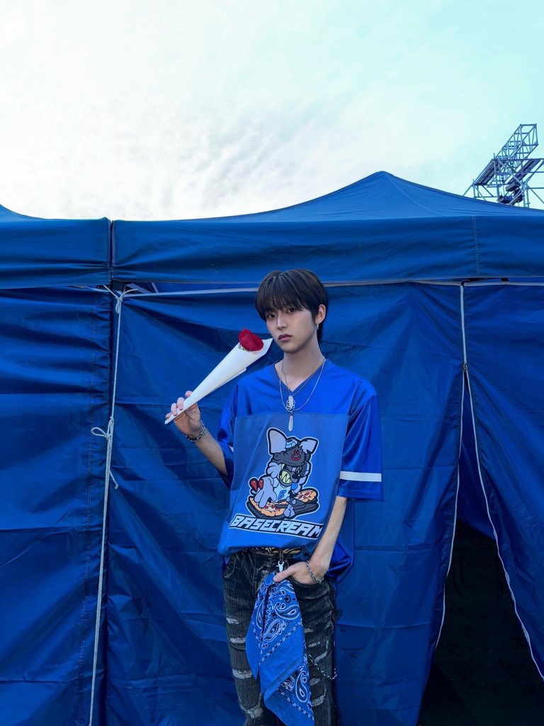 SourceTnx's tweet photo. 📸 || 250515

–– تحديث هوي عبر اكس

خُذوا هذه الوردة🌹

#TNX
#은휘 #HWI https://t.co/eYFHw0sWwz
