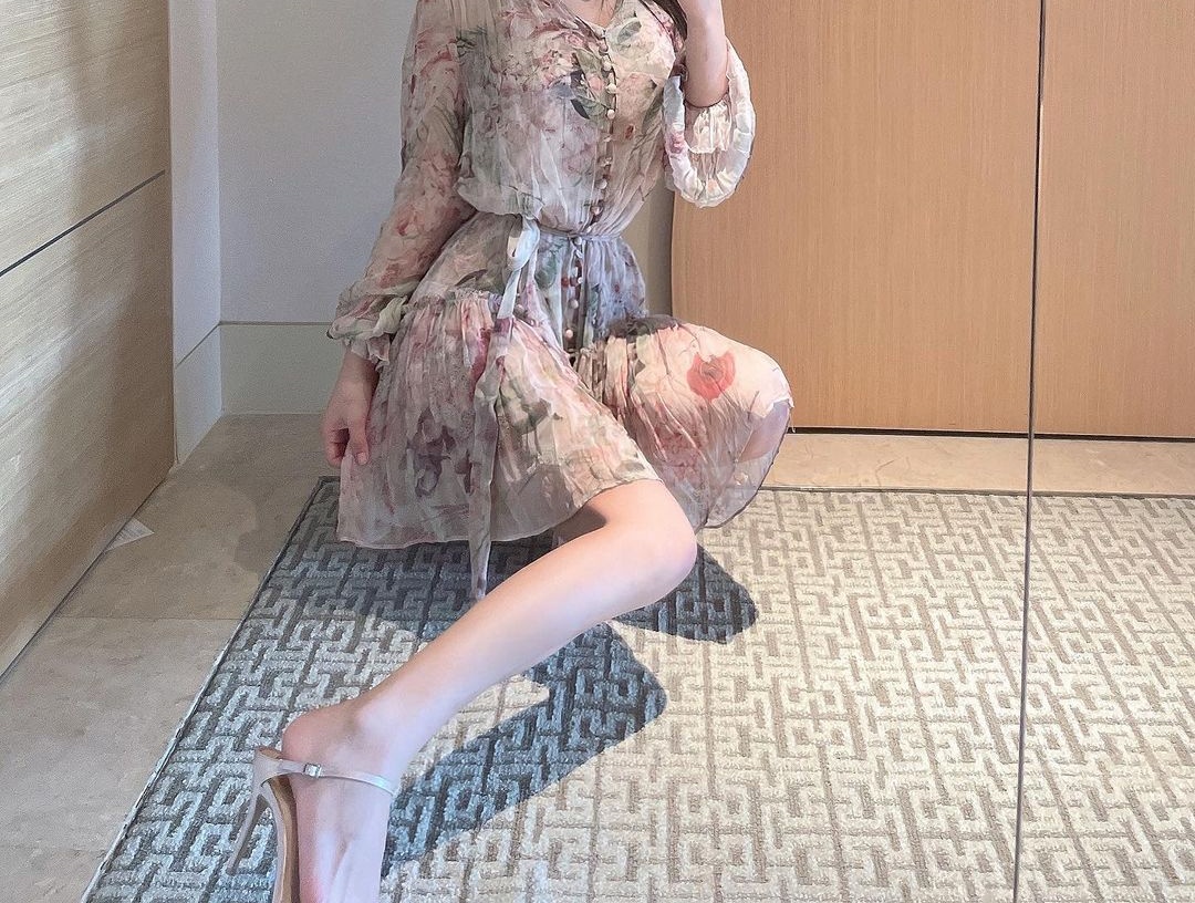 تمہارے پاس بھلے ۔۔حسن ہو۔۔۔مرمریں بدن۔۔۔مشک جیسا پسینہ۔۔مغرب مشرق جیسے پستان۔۔اور اس پر پُر کشش کالا غلاف۔۔فحش جزبات ،،،
مگر میرے جیسا چومنے والا نہ ہو تو سب فضول ہیں۔۔🥰
#adult 
#Eurovision2025 
#Hot_Mess