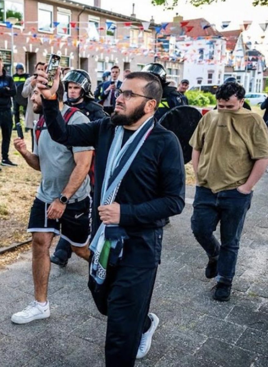 Links Nederland laat zich wijsmaken dat het " random" vredige demonstranten waren in #Katwijk, niets is minder waar.
De voorman is Fouad el Bouch, een zeer gevaarlijke salafistische prediker.
Stop met het importeren van deze kwaadaardige ideologie!
#islam