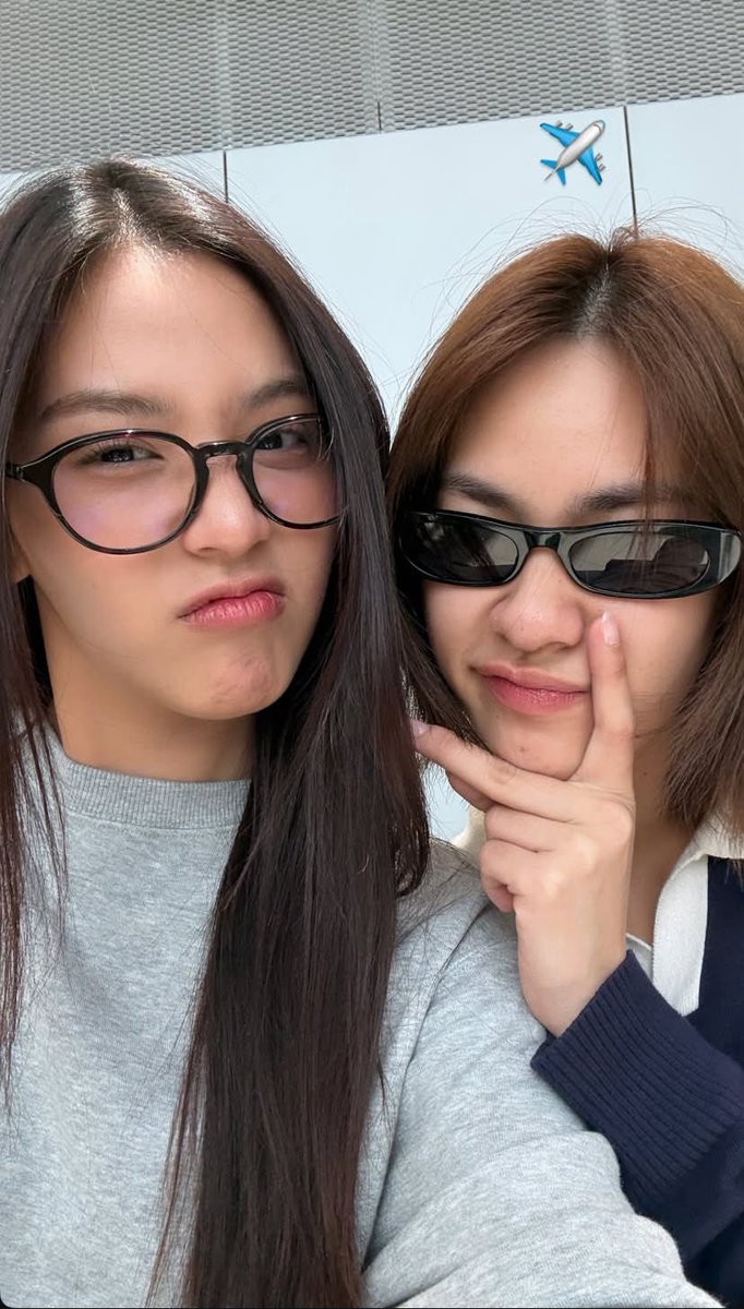 mmphint's tweet photo. ท่าประจำเอมี่บอนนี่มากกก ตามประสาเจนซีสุด ๆ 55555555555555555 https://t.co/Qgkv8UboXk