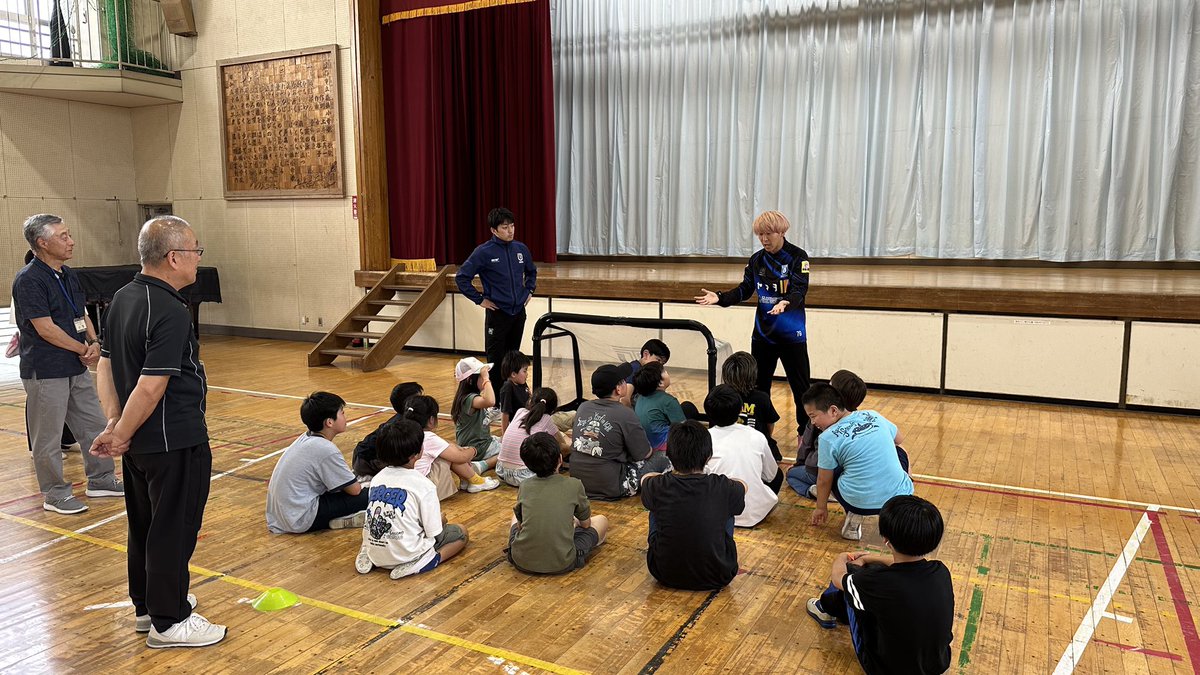 ome_CP's tweet photo. #青梅市 の藤橋小学校にて、#立川アスレティックFC の #酒井遼太郎 選手によるフットサルクリニックが開催されました🥅🌈

ホームゲームの観戦チケットをプレゼントしていただき、子どもたちは大喜び😍

#立川アスレ のみなさまありがとうございました！
ぜひまた青梅市へお越しください🙋🏻‍♀️✨ https://t.co/HWo2YScGv4
