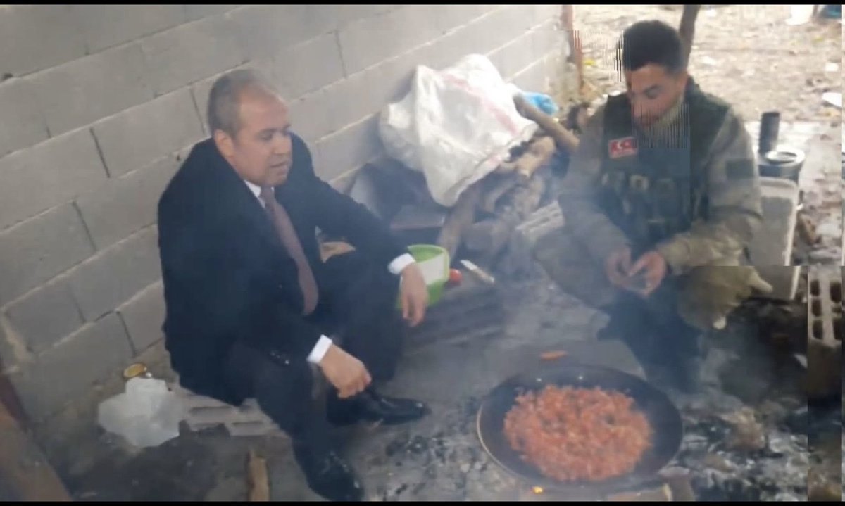 “Korucuların terörle mücadelede bir rolü yok” diyen Şamil Tayyar’ın, Afrin Harekatı sırasında korucular tarafından korunurken çekilmiş bir kare…
