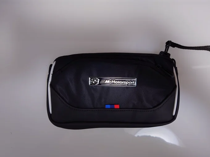 久しぶりにPUMAモータースポーツコレクションから財布が出たので購入してみた メインの材質はポリウレタンかと思ったらナイロンだったので防水スプレーをかけておこう