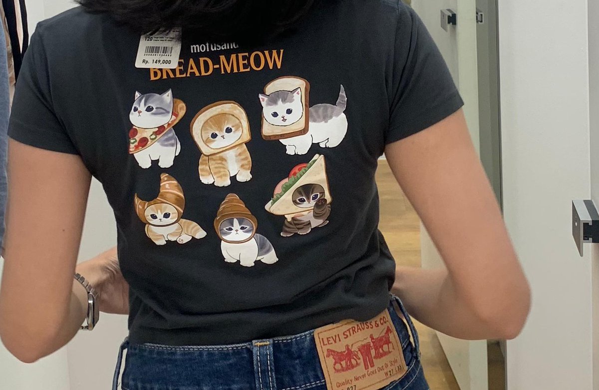 flairedleah's tweet photo. yesterday i was trying ut x uniqlo &amp; my bf take pics of me… why my arms looking like that.. https://t.co/q6BTgCeR7b