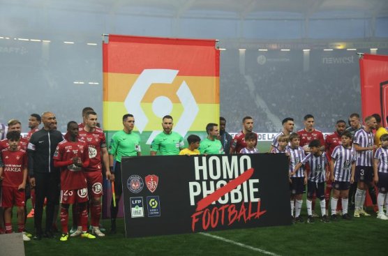 La commu foot sur les sujets d'homophobie, limite j'ai envie d'en faire un bingo : 

1. Le mec « pas homophobe mais » qui pète un câble quand il voit une campagne avec homophobie rayée 🤪

2. La religion empêche le brassard (mais pas de porter un maillot sponso pari sportif 🫣)