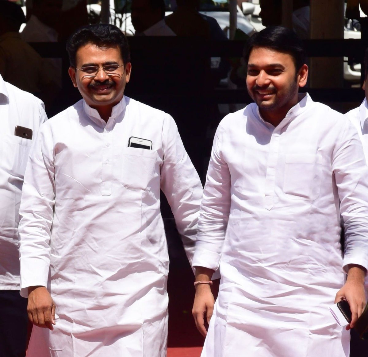 vishwajeetkadam's tweet image. राजीवजी हे माझ्यासाठी केवळ सहकारी नव्हते… ते माझे मोठे भाऊ होते. असा भाऊ, ज्यांचे विचार, राजकीय दृष्टिकोन आणि लोकांप्रती प्रेम आणि पक्षनिष्ठा, मला नेहमी प्रेरणा देत राहिली.
युवक काँग्रेसच्या काळात आमचा संपर्क जास्त आला, त्यांचा स्वभाव आणि नेतृत्वातील परिपक्वता अनुभवायला मिळाली,…