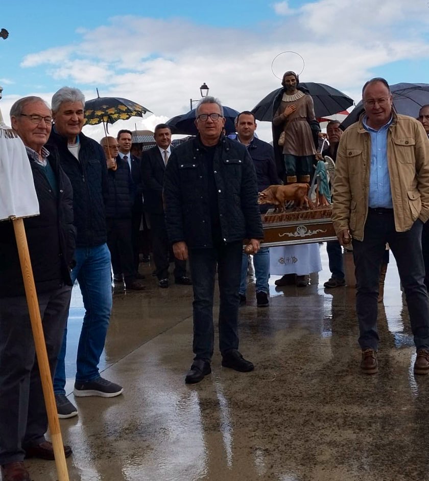 CarlosGarcia_PP's tweet photo. El Día de #SanIsidro es muy señalado en los municipios del medio rural donde la agricultura y la ganadería siguen siendo las actividades económicas principales.
Ayer acompañamos al alcalde y vecinos de #Cisla e inauguramos la remodelación del Bar Sindical.
#HaciendoProvincia 🌾 https://t.co/SbFQAshKJv