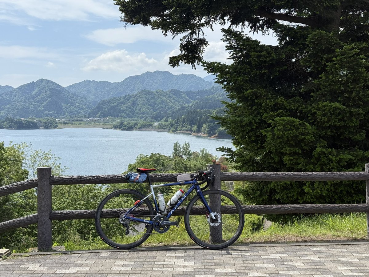 tcradvanced6845's tweet photo. 乗り味を試したくて、アップダウン多めの宮ヶ瀬+津久井湖北岸ライドへ!
登り坂は重量による影響あるも真っ直ぐ走れば意外と進む。
そして下り坂は車体傾けたその角度のまま進める。
要約すると、車体がフラつかないよう矯正されてる感じ。
#ARTMA #アルテマ #ロードバイク https://t.co/oeQHDHMTSz