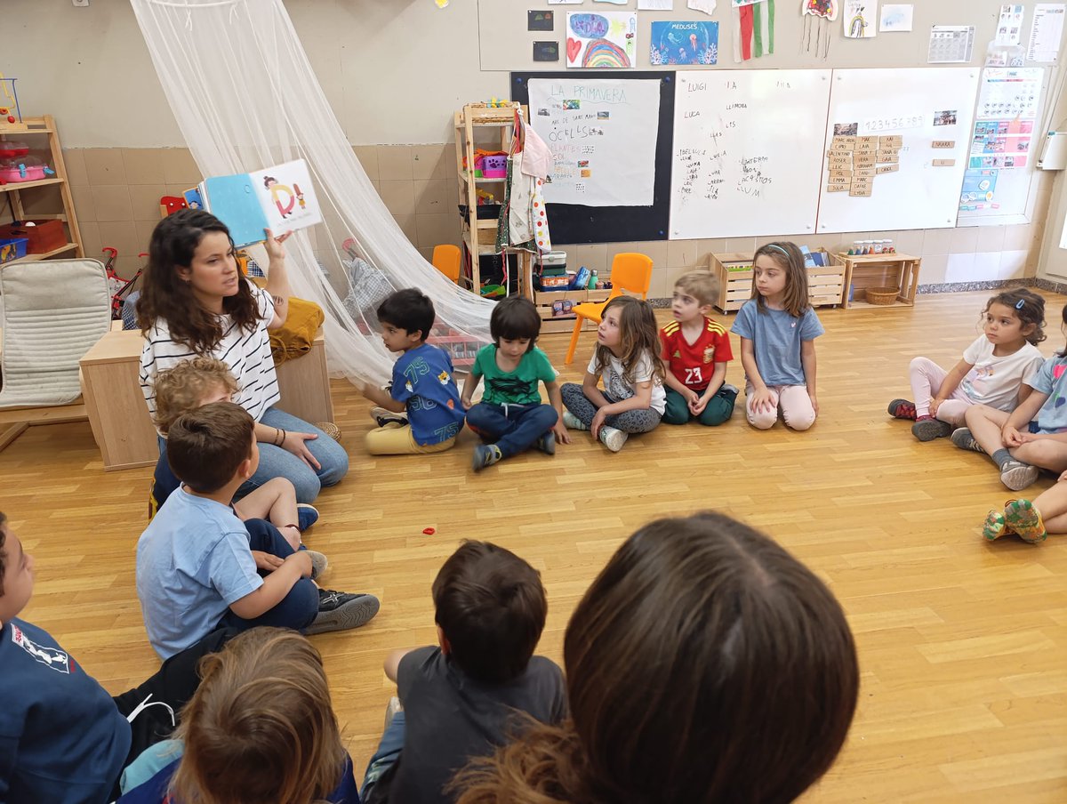 Ahir va venir la Carla a explicar-nos unes historietes que ens van encantar. Van anar apareixent lletres a la classe i va ser divertit jugar amb elles. Moltes gràcies per la visita!!! A veure quina lletra apareixerà avui... 🧐😍🤗