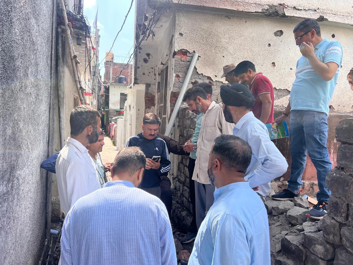 Pardeep_Poonch's tweet photo. At Ward No 03,01,04,08 #Poonch
Visited Shelling affected areas of Poonch Town.
#PardeepSharma
#EX_MLC https://t.co/asqPXoTGYX