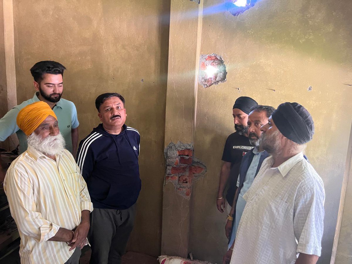 Pardeep_Poonch's tweet photo. At Ward No 03,01,04,08 #Poonch
Visited Shelling affected areas of Poonch Town.
#PardeepSharma
#EX_MLC https://t.co/asqPXoTGYX