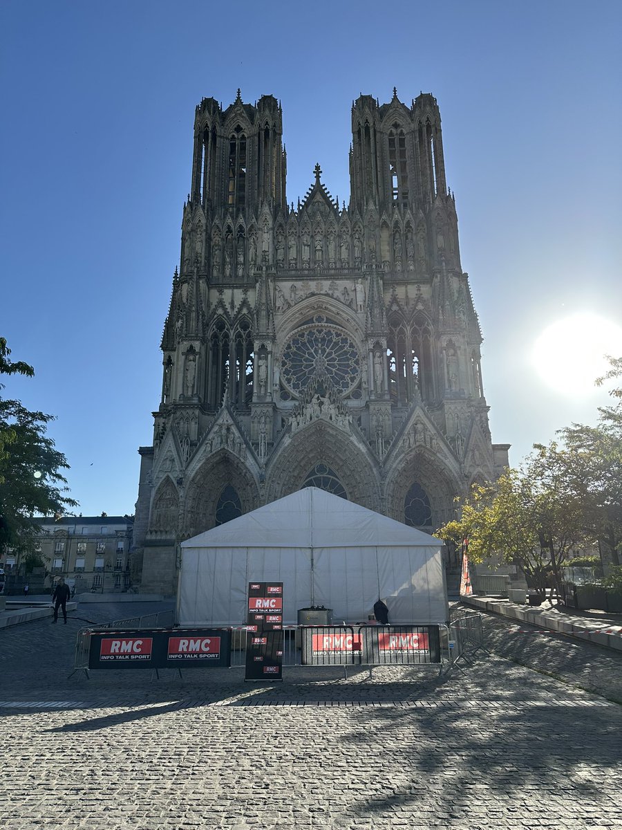 Le studio des GG au pied de la cathédrale de Reims. Rendez-vous à 9h ! #GGMRC