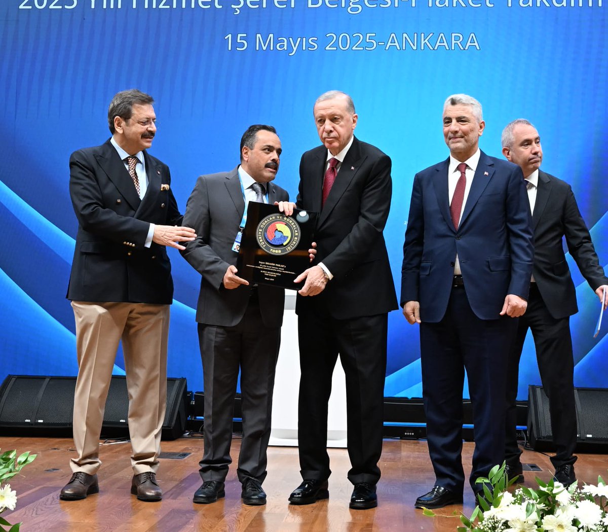 yahyalito38's tweet photo. Cumhurbaşkanımız Sayın Recep Tayyip Erdoğan'ın elinden Odamız Genel Sekreteri İbrahim Parlak 30 yıllık hizmet şeref belgesi plaketini aldı. Genel Sekreterimiz Sayın Cumhurbaşkanımızın Yahyalı'ya gelme sözünü hatırlatarak, Zatı Alilerini Yahyalı'ya davetimizi yineledi.15.05.2025 https://t.co/cSm5YBELkX