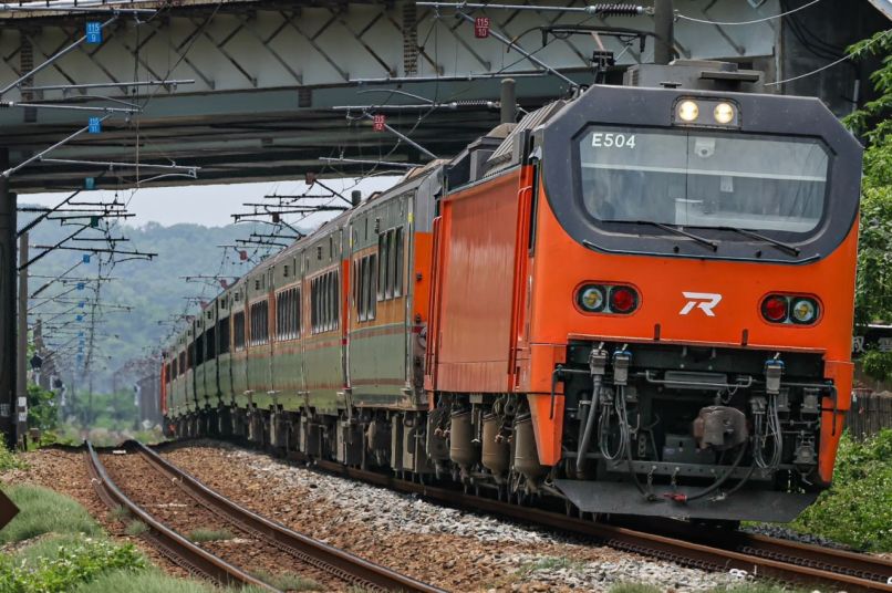 The E500 series, the newest addition to Taiwan Railways Corp.’s electric locomotive fleet, launched in September 2023 as part of the state-backed operator’s 10-year plan to replace existing engines. It will serve intercity and tourist routes nationwide. (Courtesy of TRC)