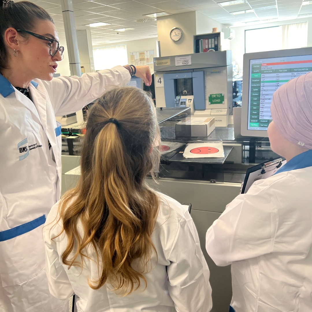 NHS England (@nhsengland) on Twitter photo Four young cancer patients swapped beds for lab coats at <a href="/UHNM_NHS/">UHNM NHS Trust 🏥</a> – becoming biomedical scientists for the day! 🧪🔬
Harper, 10, said: 'It was fun seeing the machines and wearing a lab coat!'
Find your NHS role and help inspire the next generation.
healthcareers.nhs.uk Four young cancer patients swapped beds for lab coats at <a href="/UHNM_NHS/">UHNM NHS Trust 🏥</a> – becoming biomedical scientists for the day! 🧪🔬
Harper, 10, said: 'It was fun seeing the machines and wearing a lab coat!'
Find your NHS role and help inspire the next generation.
healthcareers.nhs.uk