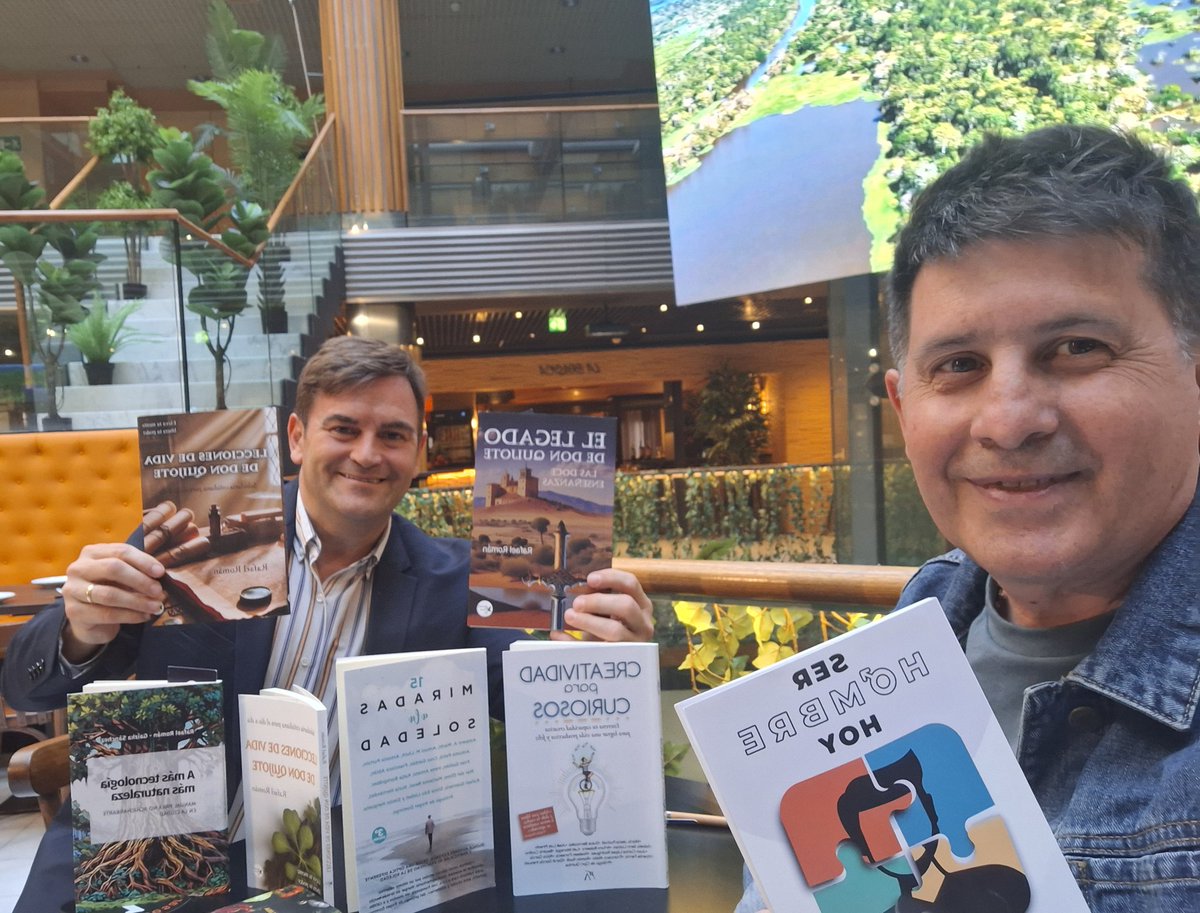 RafaRomantuit's tweet photo. Muchísimas gracias Francisco por compartir un rato contigo en tu preciosa ciudad Zaragoza y por el regalo que supone, hablar de libros contigo.
#novela #literaturaespañola #autores #escritosenespañol #yoescribo #autores #instaescritores https://t.co/Wi1pBmUo8T