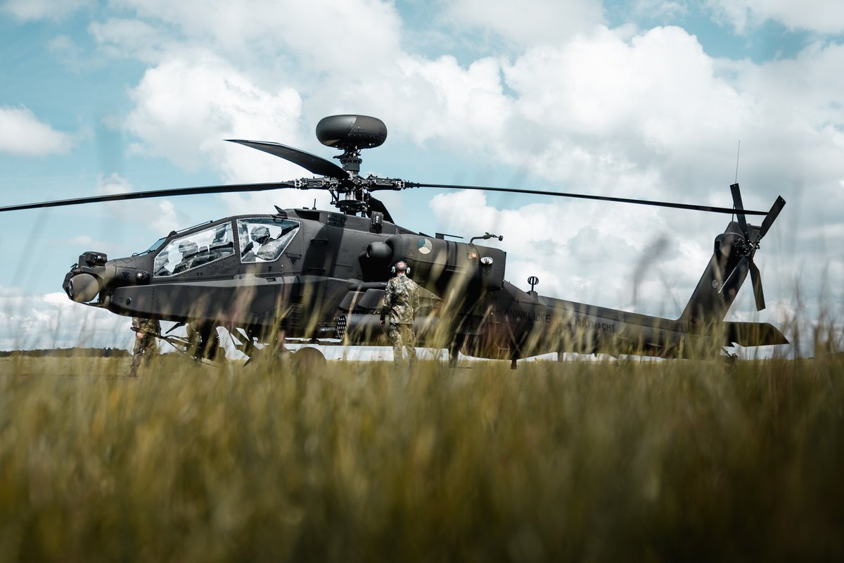 dhcluchtmacht's tweet photo. Een van onze #Apache #gevechtshelikopters heeft zojuist een voorzorgslanding gemaakt in de omgeving van gemeente @gemeenteBO. Dit is gebeurd tijdens de oefening Falcon Spring. Onze technische dienst gaat ter plaatse om de oorzaak te onderzoeken. #falconspring https://t.co/AzvH3VfNM2