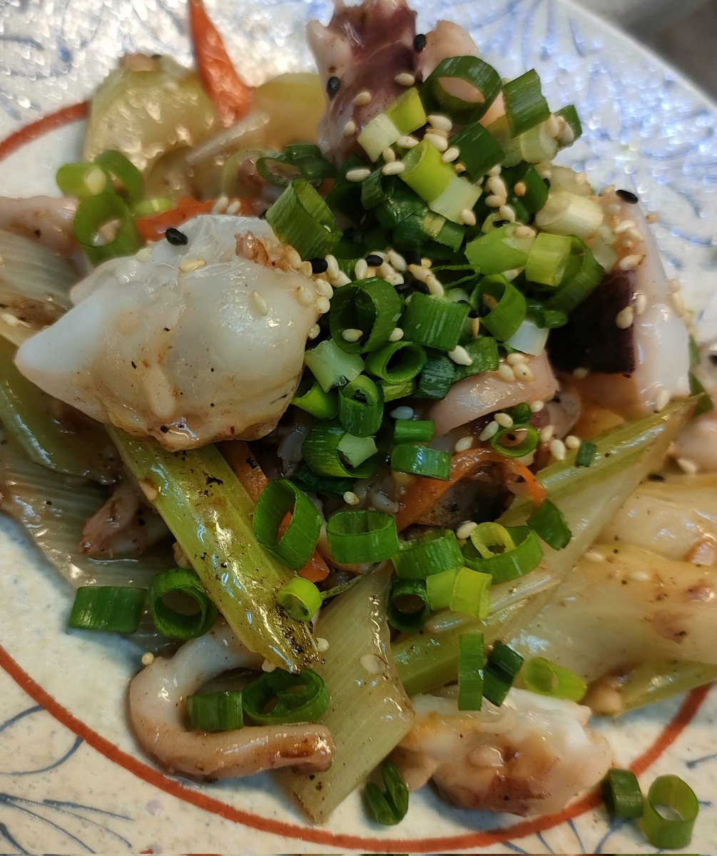 JINgiskan1298's tweet photo. こんにちは😊
夜はこんな感じです🎶
アブラカレイの煮付け
は名前で1杯イケますね💕︎
イカとセロリも🍋で
爽やか～に🎶
メバルは骨もパリパリに揚げますよ🐦‍🔥
本日空席
ｶｳﾝﾀｰ側のみ！お問い合わせお待ちしております🙇‍♂️ https://t.co/j9s5WoV0e7