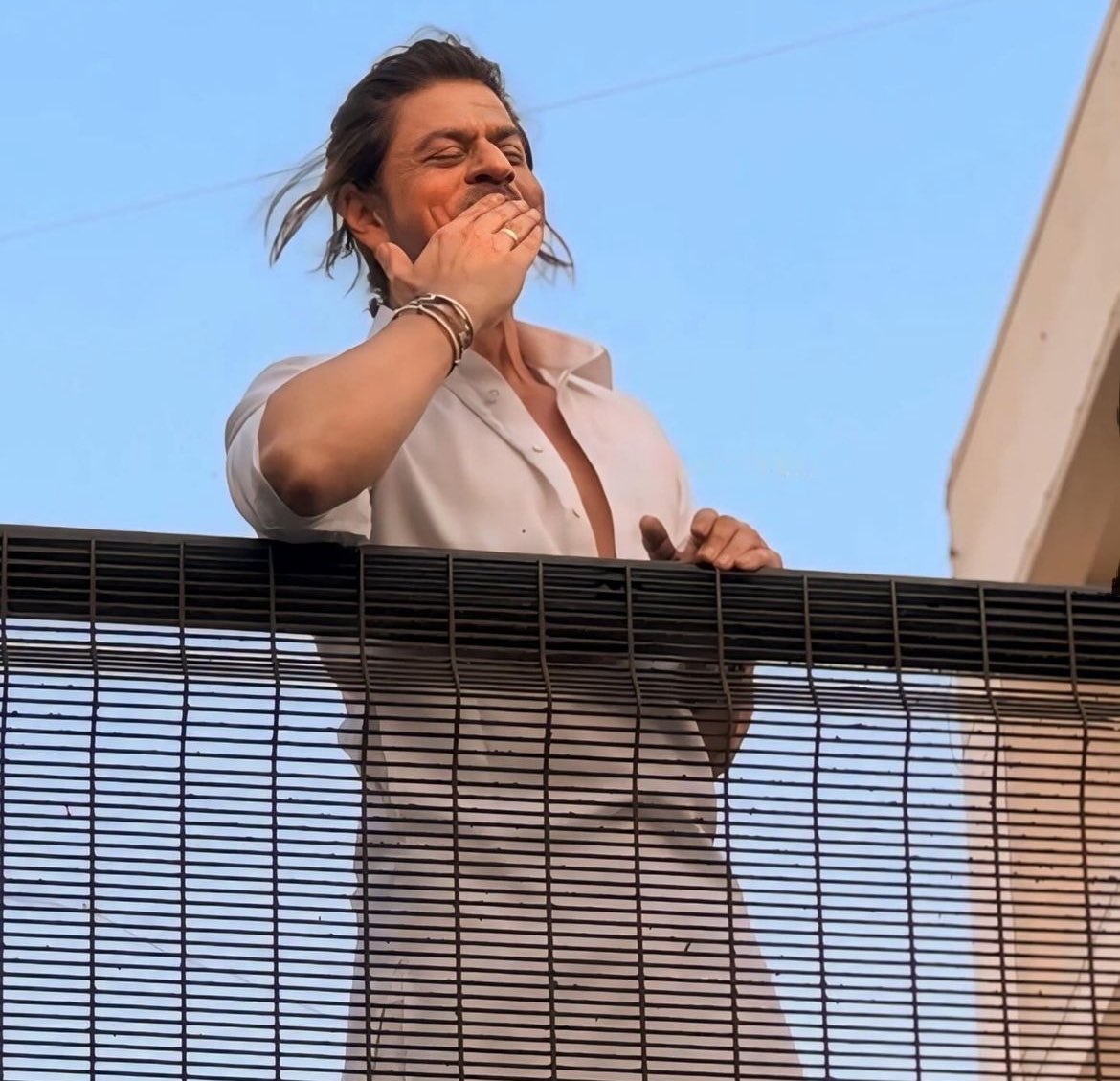 Good morning <a href="/iamsrk/">Shah Rukh Khan</a> &amp; SRKian Jumma Mubarak! 🤍