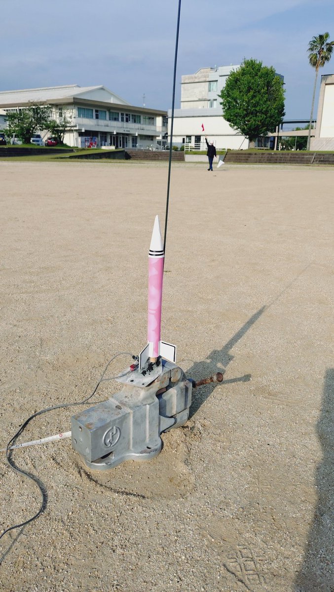 knct_phys's tweet photo. 昨日、新入部員の1年生によるモデルロケットの打ち上げを行いました！ https://t.co/vH48oOFqB2