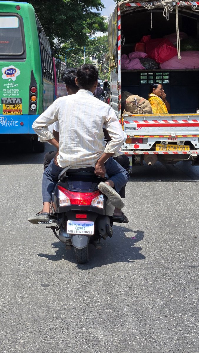 gujjuseth's tweet photo. @PuneCityTraffic triple seat +fancy number plate...!
Location -Sinhagad Road near PL Deshpande Garden.
Number - MH12WT0659 https://t.co/2CYEVlFUWw