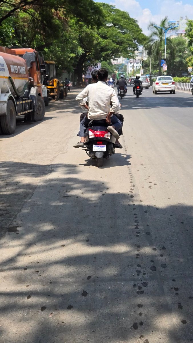 gujjuseth's tweet photo. @PuneCityTraffic triple seat +fancy number plate...!
Location -Sinhagad Road near PL Deshpande Garden.
Number - MH12WT0659 https://t.co/2CYEVlFUWw