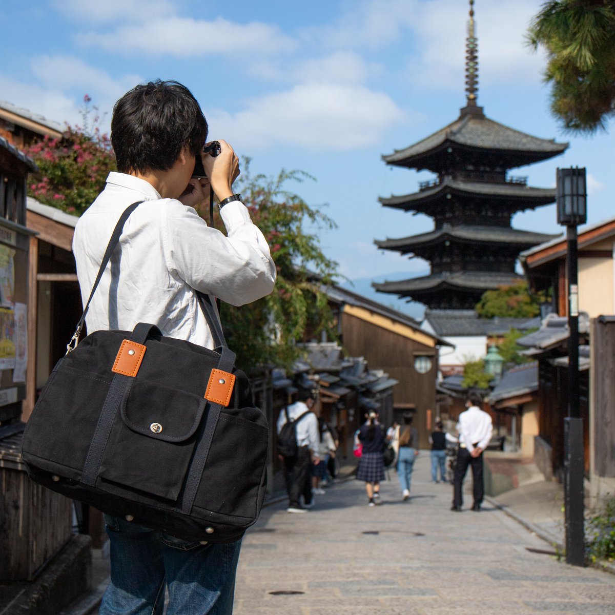 本日5月16日は、旅の日。 先日通勤途中にスタッフが、ボストンバッグ/B 