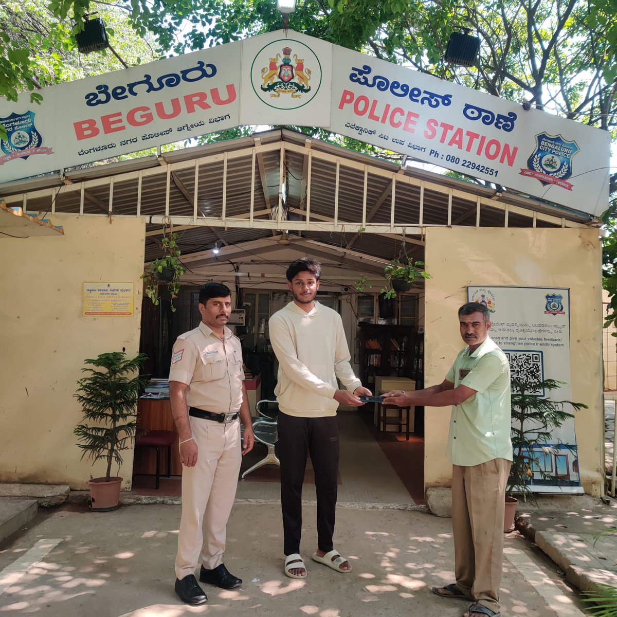 ಮುರುಗನ್ ತಂದೆ ರಾಮಸ್ವಾಮಿ 48 ವರ್ಷ ಇವರು ರಸ್ತೆಯಲ್ಲಿ ಒಂದು ಮೊಬೈಲ್ ಸಿಕ್ಕಿದೆ ಎಂದು ಠಾಣೆಗೆ ತಂದು ಕೊಟ್ಟಿರುತ್ತಾರೆ. ಸದರಿ ಮೊಬೈಲ್ ನ ವಾರಸುದಾರರಾದ ಕುಶಾಲ್ ತಂದೆ ಚಂದ್ರಶೇಖರ 24 ವರ್ಷ ವಿಟ್ಟಸಂದ್ರ,ಬೇಗೂರು,ಬೆಂಗಳೂರು ನಗರ. ಇವರನ್ನುಠಾಣೆಗೆ ಕರೆಸಿ ಅವರ ಅವರ ಮೊಬೈಲನ್ನು ಅವರಿಗೆ ಕೊಡಲಾಗಿದೆ.