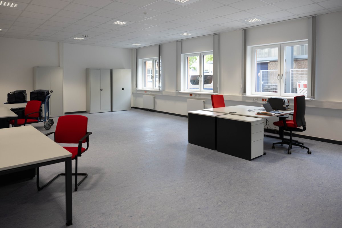Auf unseren Polizeigeländen stehen Gebäudesanierungen an. Dazu wurde gestern in #Ruhleben ein dauerhaftes Ausweichquartier – liebevoll "Haus 11" genannt – von der #BIM fertiggestellt.

Ein paar Eckdaten:

🏡 8.500m²
🗓Bauzeit: 19 Monate
💰Kosten: 30 Millionen Euro
☀PV-Anlage