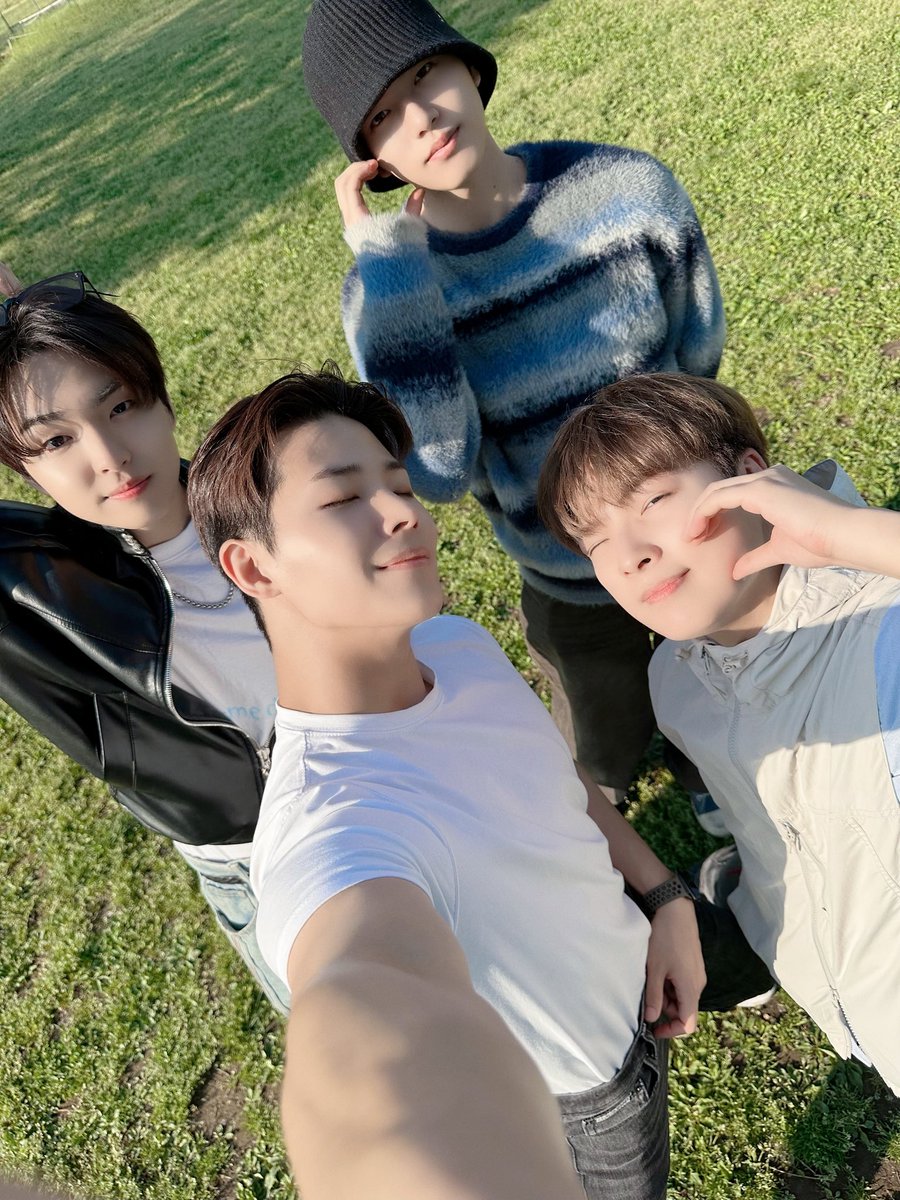 GHOST9OFFICIAL's tweet photo. [📸]

POV: When I take pictures 📸

#SONJUNHYUNG #손준형
#LEEKANGSUNG #이강성
#CHOIJUNSEONG #최준성
#LEEJINWOO #이진우
#GHOST9 #고스트나인 https://t.co/wbzpp2BuYS