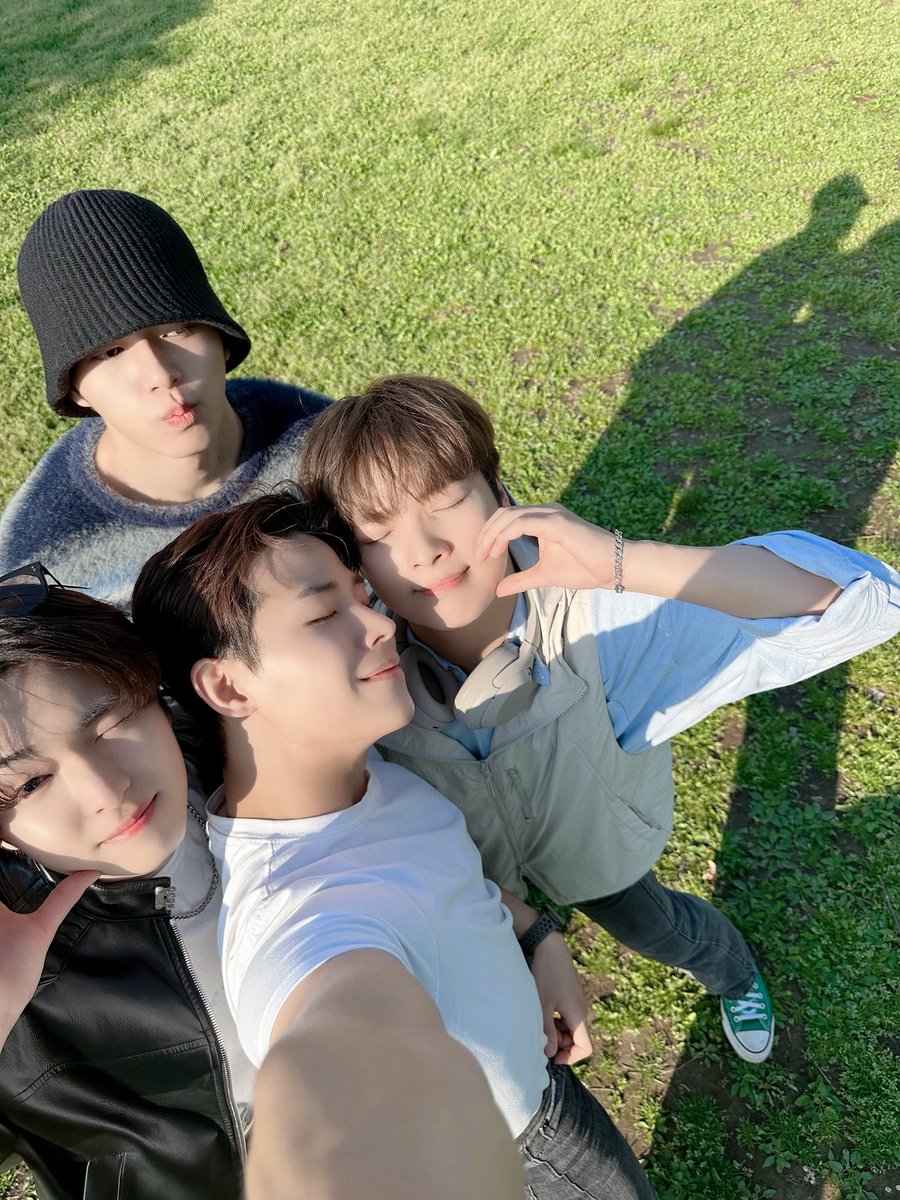 GHOST9OFFICIAL's tweet photo. [📸]

POV: When I take pictures 📸

#SONJUNHYUNG #손준형
#LEEKANGSUNG #이강성
#CHOIJUNSEONG #최준성
#LEEJINWOO #이진우
#GHOST9 #고스트나인 https://t.co/wbzpp2BuYS