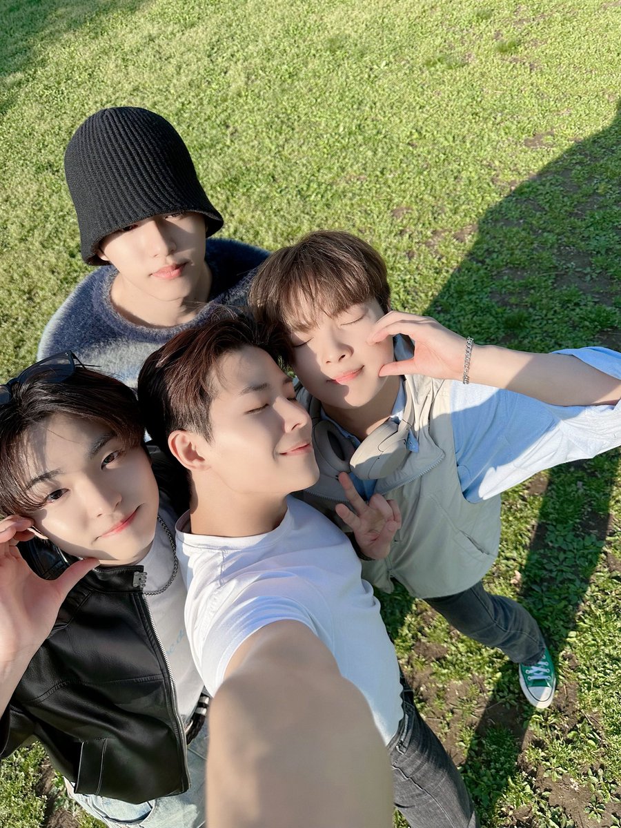 GHOST9OFFICIAL's tweet photo. [📸]

POV: When I take pictures 📸

#SONJUNHYUNG #손준형
#LEEKANGSUNG #이강성
#CHOIJUNSEONG #최준성
#LEEJINWOO #이진우
#GHOST9 #고스트나인 https://t.co/wbzpp2BuYS