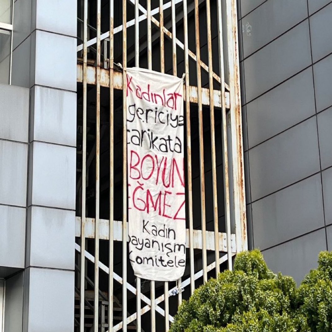 AylaYil01386630's tweet photo. Kadın #Devrimdir
#BoğaziçiÜniversitesi https://t.co/dlNkHNEOpS