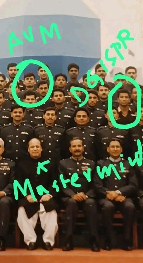 کبھی کسی نے تصور بھی نہیں کیا ہو گا ۔۔۔
محسنِِ پاکستان میاں نوازشریف کے پیچھے کھڑے یہ دو نوجوان اورنگزیب اور احمد شریف ایک دن پاکستان کی تاریخ کا رُخ موڑ دیں گے!
ہندوستان کی آنکھوں میں آنکھیں ڈال کر مقابلہ کریں گے! 🇵🇰