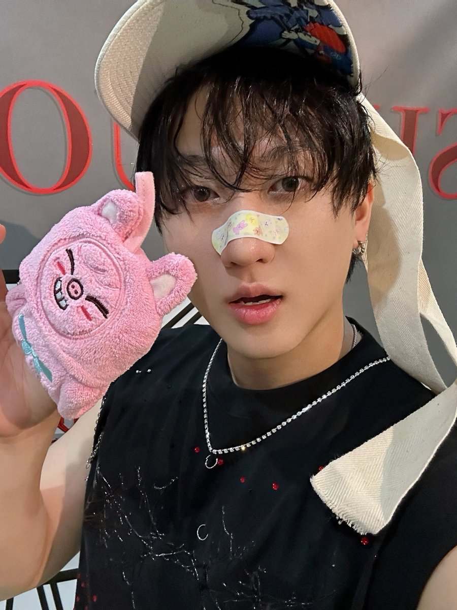 skzinfoesp's tweet photo. Selcas de SKZ con sus toallitas para manos de SKZOO https://t.co/s4HxpNYh13