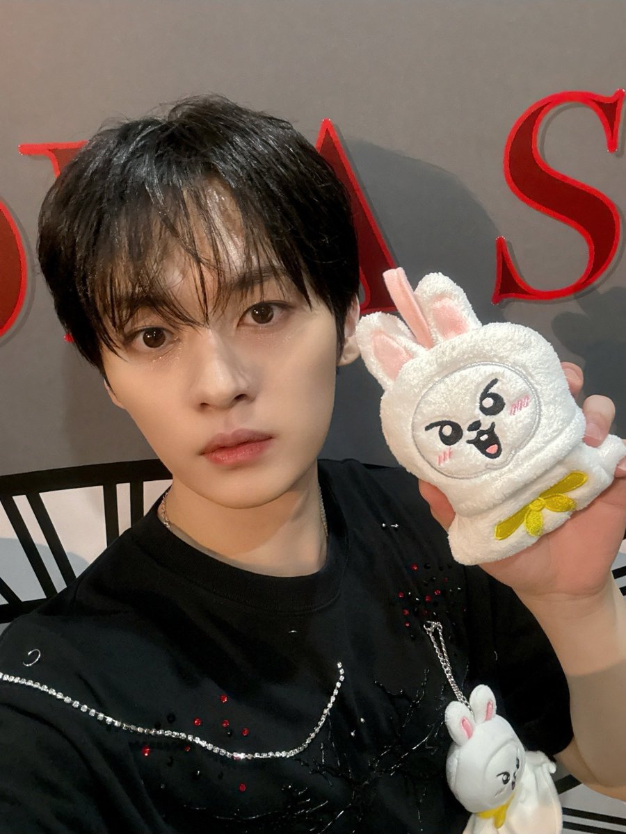 skzinfoesp's tweet photo. Selcas de SKZ con sus toallitas para manos de SKZOO https://t.co/s4HxpNYh13