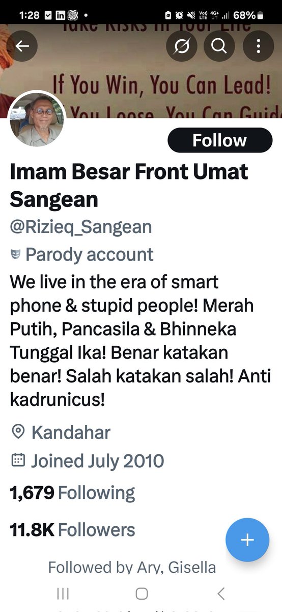 KangSemproel's tweet photo. Video cewe2 berjilbab foto2 di tempat wisata yg sepertinya bagian dari candi atau pura, sementara di seberang ya ada 2 orang co-ce sedang sembah hyang. Digiring dan digoreng rame2 utk menjelek2kan orang Islam. Liat aja komen2 yg ada.
Silakan liat siapa2 aja yg posting awal. Akun pembenci HRS dan selebtwit cewe pujaan warga X Land.
Untunglah masih ada orang waras yg berani membantah para pemfitnah itu