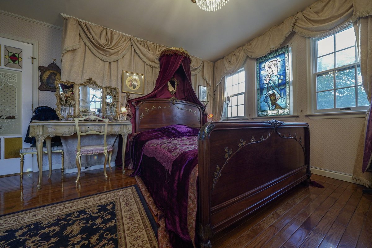 閉館への思い！
館は絵になる凄い物ばかりです。「ここまで良くやったなー😭」と思います。博物館クラスの物の設置は余りにお金がかかり二度と出来ないし、こんな撮影館出ないだろうと自負しています。皆さんも衣装で写真集に残してくれると嬉しいですね！私もドレスでも写真集に残そうと思います！👗