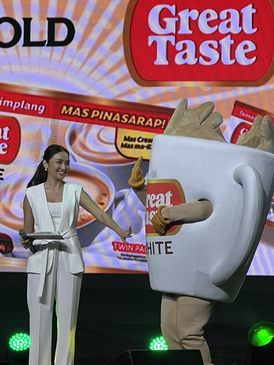 OfficialKBB's tweet photo. Thank you so much for today, Great Taste White Coffee family. Thank you so much, everyone! 🤍 We are so happy to see you again, @bernardokath! 🥹✨

#KathrynBernardo #KathrynForGreatTasteWhite #TamangTimpla https://t.co/2vCEH6iRGk