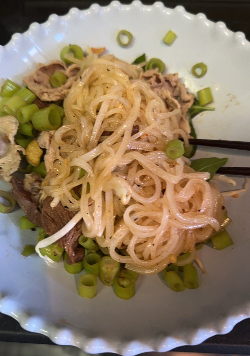 เกศเตี๋ยว สั่งผ่านแอพช่วงบ้านเปื้อนฝุ่นค่ะ🥹 เส้นเล็กลวกเองดีมากเพราะเส้นไม่ติดกัน เกศเตี๋ยว โดดเด่นตรงน้ำพริกน้ำมันที่ใช้สำหรับคลุกเส้นค่ะ ลูกชิ้น เนื้อสดดี ปอเปี๊ยะทอดทรงเรียวยาวแบบขลุ่ย