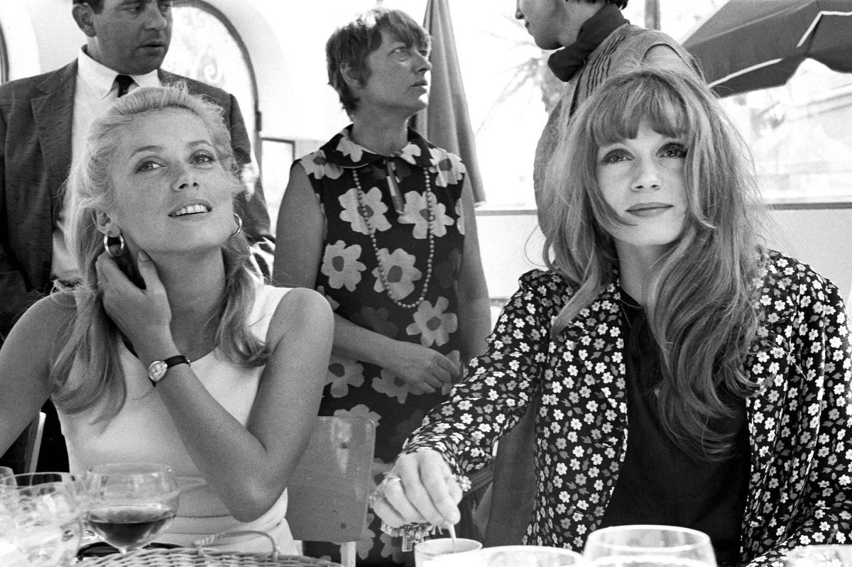 Catherine Deneuve y su hermana, Françoise Dorleac en Cannes, 1965.