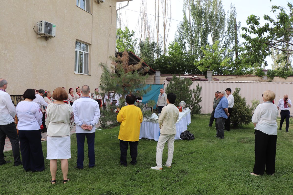 UKRinKG's tweet photo. 15 травня у Посольстві відзначили міжнародний День української вишиванки за участі української громади та друзів України.

У ході заходу виступив Український народний ансамбль «Барвінок» (художній керівник Володимир Нарозя). https://t.co/Rarj5hCnrO