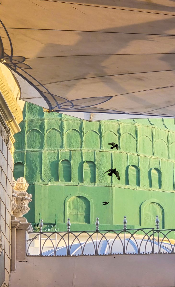 قال رسول الله ﷺ:
"مِنْ أشَدِّ أُمَّتي لي حُبًّا، ناسٌ يَكونُونَ بَعْدِي،
 يَوَدُّ أحَدُهُمْ لو رَآنِي بأَهْلِهِ ومالِهِ."
مسلم