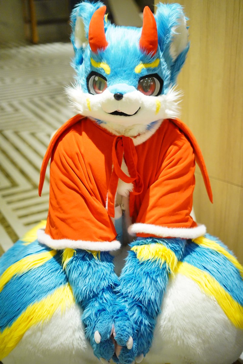 AOLIEKING's tweet photo. #FursuitFriday #Furry #Fursuit 
May your work today be as light as a cape~
The wind of Friday has already blown, and the weekend is not far away~ https://t.co/N60mwTect6
