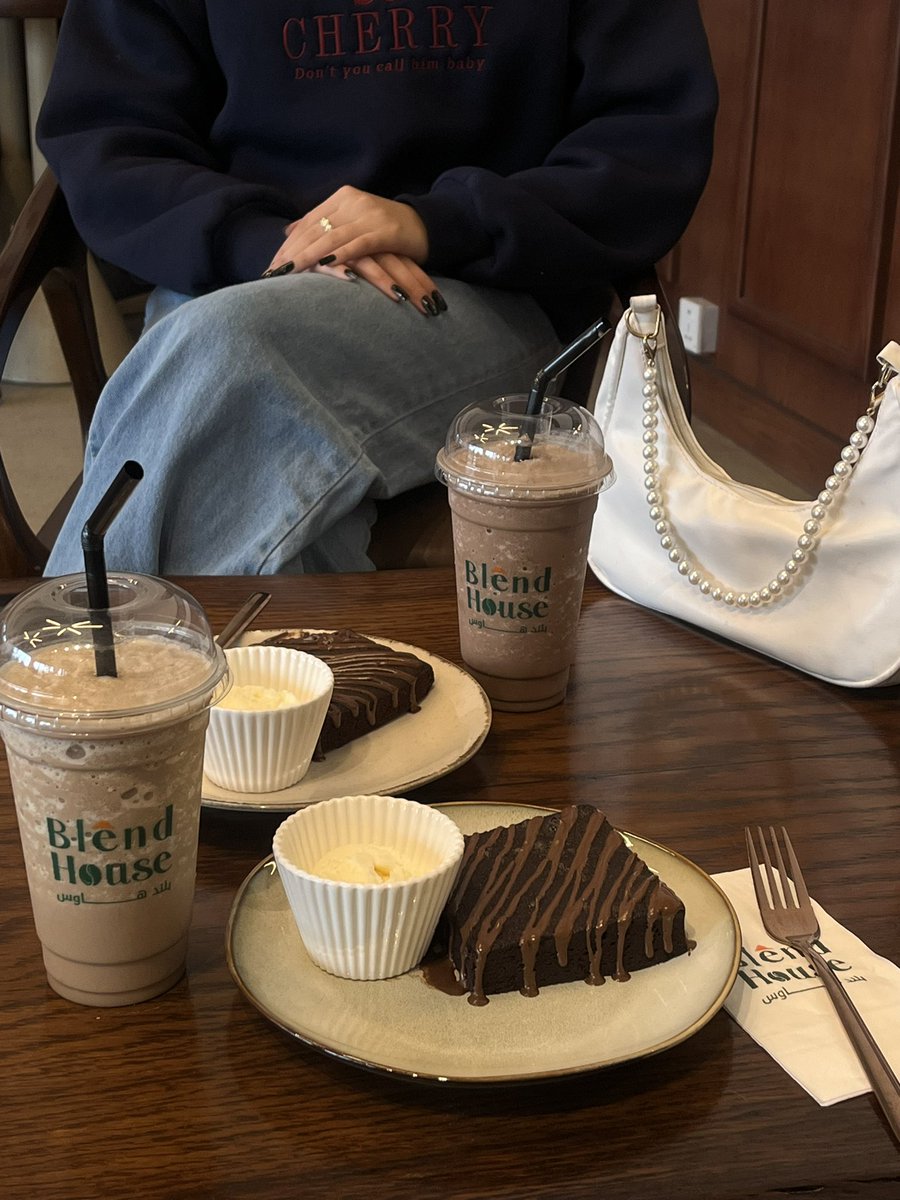 bdurqa's tweet photo. احب الايام السريعة الي تخلص بتوتر من الامتحان وباجر وين نطلع والحماس لاوتفت باجر 🤎 https://t.co/49mD8X5Vn8
