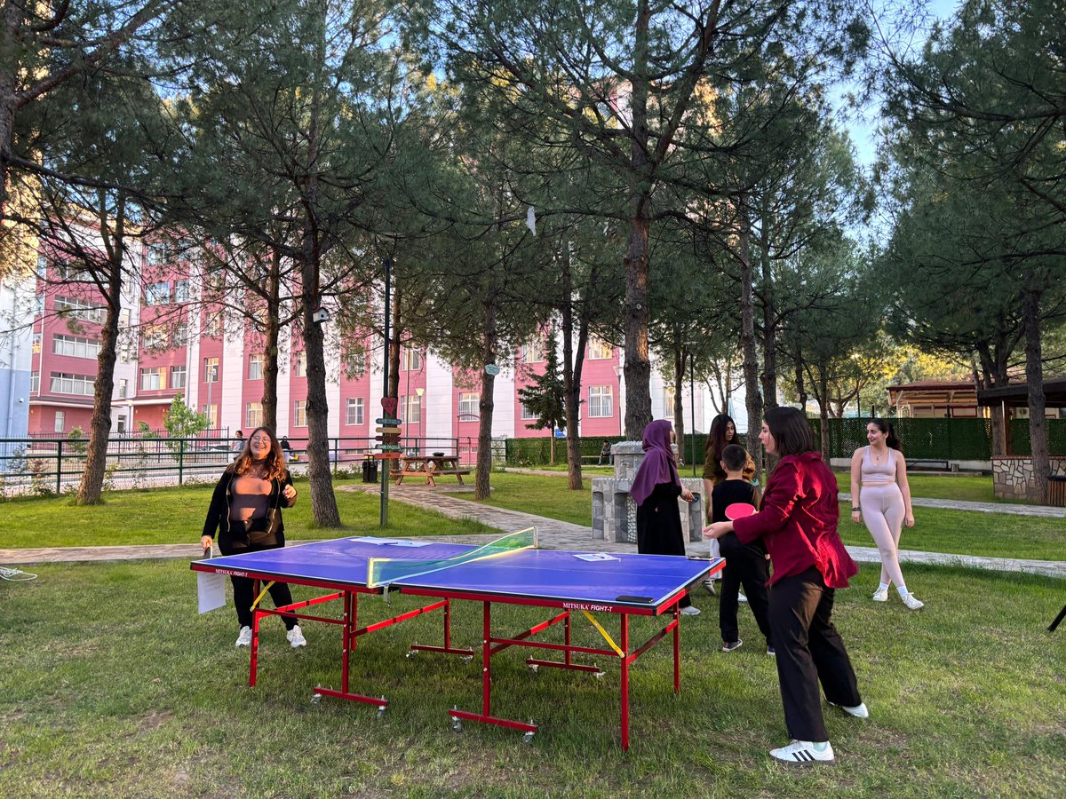 gamze6464's tweet photo. Gençlik Haftası kapsamında düzenlenen öğrenciler arası yarışmalarla hem eğlendik hem yeteneklerimizi ortaya koyduk. Kimi zekâsıyla, kimi hızıyla, kimi yaratıcılığıyla öne çıktı.
Kazanan bir kişi değil, dayanışma, arkadaşlık ve eğlenceydi! @GSB_Denizli @tekinkazak20 @vildanbasbug https://t.co/XQcAa4H8OQ